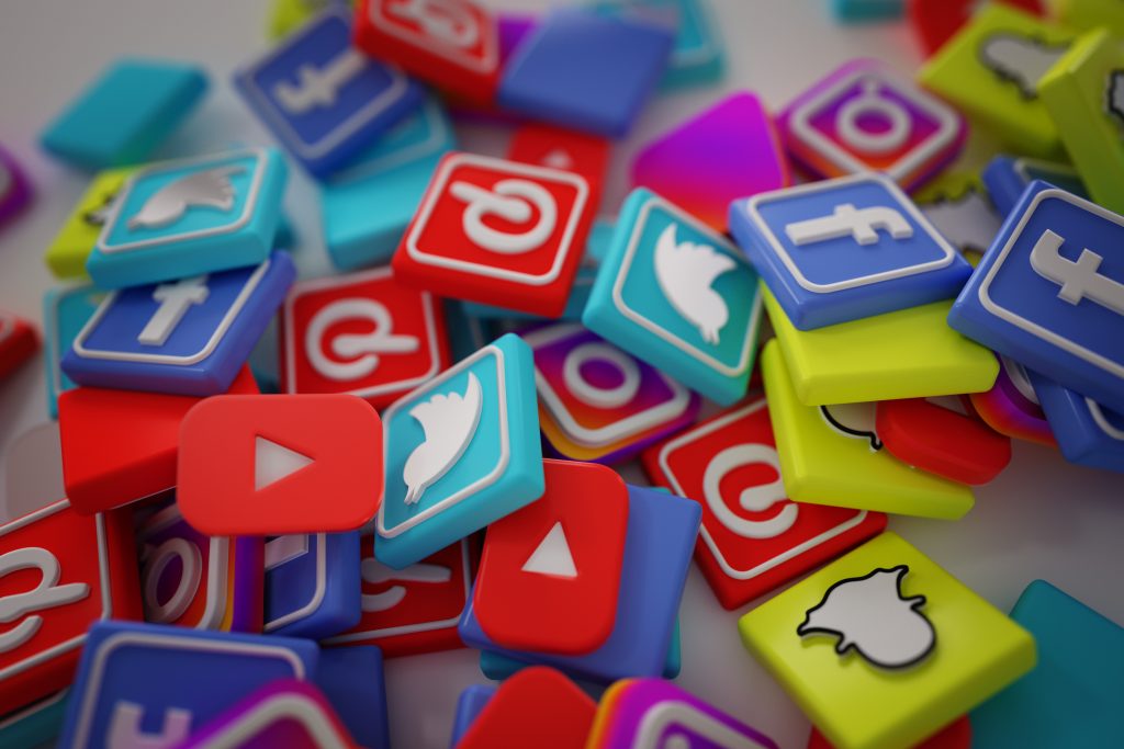Pila de logos de redes sociales que puede gestionar un social media manager o un community manager
